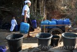 Badan Penanggulangan Bencana Daerah (BPBD) dalam dua minggu telah menyalurkan air bersih ke seluruh desa yang mengalami krisis air bersih secara bergiliran dengan kategori kritis. Setiap desa mendapat jatah dua rit (tangki) air bersih yang dibawa dengan mengerahkan 6 armada mobil tangki dari BPBD, Cipta Karya dan PDAM. Antara Jatim/Umarul Faruq/mas/17.
