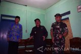 Panglima Kodam V/Brawijaya Mayor Jenderal TNI Kustanto Widiatmoko (kanan) didampingi Bupati Madiun Muhtarom (tengah) dan Walikota Madiun Sugeng Rismiyanto (kiri) meninjau rumah veteran yang telah direhab saat penyerahan secara simbolis hasil rehab rumah veteran pejuang 1945 di Gunungsari, Kabupaten Madiun, Jawa Timur, Jumat (29/9). Kodam V/Brawijaya merehab 84 rumah veteran yang dianggap tidak layak huni di seluruh Jawa Timur yang ditargetkan selesai pada peringatan HUT ke-72 TNI 5 Oktober 2017. Antara Jatim/Siswowidodo/mas/17.