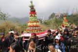 Sejumlah warga membawa gunungan hasil bumi saat prosesi ritual sesaji menuju lereng gunung Kelud di Desa Sugihwaras, Kediri, Jawa Timur, Sabtu (30/9). Ritual sesaji yang dilaksanakan setahun sekali pada bulan Suro (penanggalan Jawa) tersebut sebagai simbolisasi perwujutan rasa syukur terhadap keberadaan Gunung Kelud yang memberikan kesuburan dan kemakmuran bagi masyarakat sekitar. Antara Jatim/Prasetia Fauzani/mas/17.