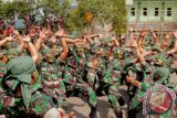 Pasukan TNI AD dari satuan Yonif 743/PSY meneriakkan yel-yelnya saat mengikuti lomba yel-yel antar satuan TNI dan Brimob Polda NTT di Markas Korem 161/Wirasakti Kupang, NTT Sabtu (30/9). Lomba yel-yel antar satuan prajurit TNI dan personel Brimob Polda NTT itu dalam rangka menyambut HUT ke-72 TNI. ANTARA FOTO/Kornelis Kaha/wdy/2017.