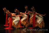 Penari menampilkan tarian berjudul Srengsen saat Sawung Dance Festival di Gedung Cak Durasim, Taman Budaya Jawa Timur, Surabaya, Jawa Timur, Sabtu (30/9). Sebanyak enam tarian kontemporer dengan berbagai cerita ditampilkan dalam festival itu. Antara Jatim/Didik Suhartono/mas/17.