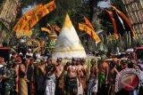 Warga mengarak tumpeng raksasa berkeliling kampung di Pekulo, Banyuwangi, Jawa Timur, Rabu (20/9). Sebanyak 20 tumpeng raksasa dan gunungan hasil bumi itu, diarak untuk menyambut perganian tahun Islam (Muharam) atau dalam kalender Jawa dikenal dengan bulan Suro. ANTARA FOTO/Budi Candra Setya/wdy/2017.