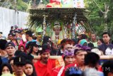 Wanita yang memerankan sosok Dewi Sri atau Dewi kesuburan ditandu warga mengengelilingi kampung saat ritual adat Keboan Aliyan di Banyuwangi, Jawa Timur, Minggu (24/9). Tradisi keboan yang digelar sebagai permohonan kepada Tuhan agar sawah milik masyarakat setempat tetap subur dan panen berlimpah tersebut, digelar setiap bulan suro (penanggalan jawa) dengan ritual keboan (kerbau). Antara Jatim/Budi Candra Setya/uma/17.