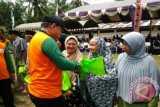 Bupati Tabalong, Anang Syakhfiani menyerahkan bantuan paket sembako kepada lansia di Desa Kampung Baru, Kecamatan Muara Uya, Sabtu. Bantuan sembako ini merupakan rangkaian kegiatan karya bhakti  Pekerja Sosial Masyarakat ke-15 yang diikiti 13 kabupaten/kota di Kalsel.Foto Antaranews.Kalsel/Herlina Lasmianti