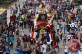 Peserta Parade Batik Nusantara mengusung boneka Gatot Kaca raksasa saat Hari Bebas Kendaraan Bermotor (HBKB), di kawasan Sarinah, Jakarta, Minggu (1/10). Selain untuk memeriahkan Hari Bebas Kendaraan Bermotor (HBKB), parade yang dihadiri 1.000 peserta tersebut juga bertujuan untuk menyambut Hari Batik Nasional yang diperingati setiap 2 Oktober. ANTARA FOTO/Rivan Awal Lingga/wdy/2017