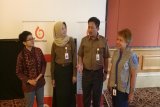 Direktur keuangan Perum PERHUTANI Sugiarti yang didampingi oleh Agus Dwi Nurjanto sekretaris perusahaan Perum PERHUTANI dan, Susetiyaningsih Kepala Departemen Komunikasi Perusahaan Perum PERHUTANI saat acara Press conference program PERHUTANI Ajak Konsumen Peduli Kelestarian Hutan di The Ritz Carlton - Hotel Jakarta. (Foto Humas FSC Indonesia).