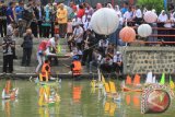 Peserta mengikuti festival miniatur perahu di sungai Cimanuk, Indramayu, Jawa Barat, Senin (2/10). Festival tersebut untuk melestarikan budaya pesisir Indramayu dan meningkatkan minat dan kreativitas para perajin miniatur perahu. ANTARA FOTO/Dedhez Anggara/wdy/2017.