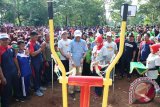 Bupati Tanah Laut H. Bambang Alamsyah pada Peringatan Hari Olahraga Nasional tahun 2017 melakukan olahraga panahan, di halaman Stadion Pertasi Kencana Pelaihari, Jumat (29/9). Foto:Antaranews Kalsel/Arianto/G.