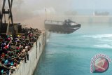 Sebuah LVT-7A1 meluncur ke laut saat demo cavalry water jump di Dermaga Indah Kiat Cilegon, Banten. Senin (2/10/2017). Kegiatan tersebut dilaksanakan dalam rangka kesiapan menjelang peringatan HUT ke-72 TNI yang akan dilaksanakan di Dermaga Indah Kiat Cilegon, Banten 5 Oktober mendatang.(ANTARA FOTO/Serka Mar Kuwadi)