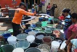 Petugas Badan Penanggulangan Bencana Daerah (BPBD) Kabupaten Situbondo, Jawa Timur hanya mampu mendistribusikan air bersih sebanyak 10.000 liter per hari ke desa-desa yang kekurangan air bersih karena terbatasnya armada pengangkut. Antara Jatim/Seno/17