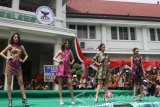 Model memperagakan baju batik dalam Fashion On The Street dalam rangka Hari Batik Nasional di depan Balaikota Malang, Jawa Timur, Senin (2/10). Hari Batik yang mengusung tema 