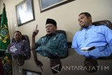 Bakal calon Gubernur Jawa Timur La Nyalla Mahmud Mattalitti (tengah) didampingi tim sukses Lutfil Hakim (kiri) dan Gus Maksum (kanan) ketika keterangan pada media di Surabaya, Jawa Timur, Senin (2/10). La Nyalla Mahmud Mattalitti resmi mengundurkan diri dari pencalonan Partai Demokrat untuk pelaksanaan Pemilihan Kepala Daerah (Pilkada) 2018. Antara Jatim/M Risyal Hidayat/uma/17