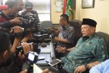 Bakal calon Gubernur Jawa Timur La Nyalla Mahmud Mattalitti (kanan) didampingi tim sukses Lutfil Hakim (kiri) ketika keterangan pada media di Surabaya, Jawa Timur, Senin (2/10). La Nyalla Mahmud Mattalitti resmi mengundurkan diri dari pencalonan Partai Demokrat untuk pelaksanaan Pemilihan Kepala Daerah (Pilkada) 2018. Antara Jatim/M Risyal Hidayat/uma/17