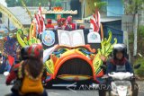 Peserta pawai Ta`aruf (perkenalan) Musabaqah Tilawatil Quran (MTQ) ke-27 Jawa Timur melintas di jalan kawasan Pandaan, Pasuruan, Jawa Timur, Senin (2/10). Pawai tersebut merupakan rangkaian dari Musabaqah Tilawatil Qur'an (MTQ) ke-27 Jawa Timur yang diikuti 38 kafilah dari 38 kabupaten/kota dan 1.200 peserta. Antara Jatim/Umarul Faruq/mas/17