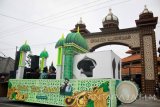 Peserta pawai Ta`aruf (perkenalan) Musabaqah Tilawatil Quran (MTQ) ke-27 Jawa Timur melintas di jalan kawasan Pandaan, Pasuruan, Jawa Timur, Senin (2/10). Pawai tersebut merupakan rangkaian dari Musabaqah Tilawatil Qur'an (MTQ) ke-27 Jawa Timur yang diikuti 38 kafilah dari 38 kabupaten/kota dan 1.200 peserta. Antara Jatim/Umarul Faruq/mas/17