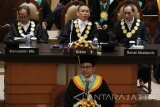 Ketua Umum Partai Kebangkitan Bangsa (PKB) Abdul Muhaimin Iskandar menyampaikan pidato disela pengukuhan Gelar Doktor Kehormatan atau Doktor Honoris Causa (Dr HC) Bidang Sosiologi Politik di Universitas Airlangga (Unair) Surabaya, Jawa Timur, Selasa (3/10). Abdul Muhaimin Iskandar dianugerahi Gelar Doktor Honoris Causa dengan pidato ilmiahnya yang berjudul 'Mengelola Kebhinnekaan untuk Kemajuan dan Kesejahteraan Bangsa.' Antara Jatim/Moch Asim/17.