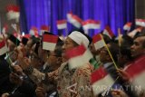 Wakil Rais Syuriah PWNU Jatim KH Agus Ali Masyhuri beserta para undangan memegang bendera merah putih saat menyanyikan mars 'Ya Lal Waton' Nahdlatul Ulama (NU) pada pengukuhan Gelar Doktor Honoris Causa (Dr HC) Abdul Muhaimin Iskandar untuk Bidang Sosiologi Politik di Universitas Airlangga (Unair) Surabaya, Jawa Timur, Selasa (3/10). Abdul Muhaimin Iskandar dianugerahi Gelar Doktor Honoris Causa dengan pidato ilmiahnya yang berjudul 'Mengelola Kebhinnekaan untuk Kemajuan dan Kesejahteraan Bangsa.' Antara Jatim/Moch Asim/17.