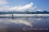 Pengunjung menikmati lanskap pemandangan di Pantai Pelang, Trenggalek, Jawa Timur, Selasa (3/10). Pantai Pelang yang memiliki panorama indah dan terdapat air terjun bidadari di ujung muara sungai setempat ditetapkan sebagai salah satu destinasi wisata unggulan Jatim 2017. Antara Jatim/Destyan Sujarwoko/mas/17.