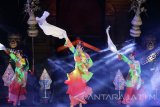Seniman dari Tiongkok menunjukkan tariannya dalam Festival Budaya Indonesia-Tiongkok di taman Krida Budaya, Malang, Jawa Timur, Selasa (3/10) malam. Festival budaya yang menampilkan puluhan macam tarian tersebut diadakan untuk mengenalkan serta mempererat hubungan kedua negara dalam bidang seni budaya. Antara Jatim/Ari Bowo Sucipto/mas/17. 