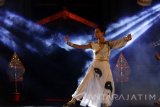 Seniman dari Tiongkok membawakan seni bela diri Taichi dalam Festival Budaya Indonesia-Tiongkok di taman Krida Budaya, Malang, Jawa Timur, Selasa (3/10) malam. Festival budaya yang menampilkan puluhan macam tarian tersebut diadakan untuk mengenalkan serta mempererat hubungan kedua negara dalam bidang seni budaya. Antara Jatim/Ari Bowo Sucipto/mas/17. 