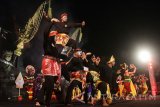 Seniman dari Indonesia membawakan seni bela diri Pencak Silat dalam Festival Budaya Indonesia-Tiongkok di taman Krida Budaya, Malang, Jawa Timur, Selasa (3/10) malam. Festival budaya yang menampilkan puluhan macam tarian tersebut diadakan untuk mengenalkan serta mempererat hubungan kedua negara dalam bidang seni budaya. Antara Jatim/Ari Bowo Sucipto/mas/17. 