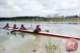 Atlet dayung dari Tanah Bumbu mengikuti babak final cabang olahraga dayung pada Porprov Kalsel X di Danau ATA Kabupaten Tabalong, Rabu. Final hari pertama dayung yang digelar hari ini memperebutkan delapan medali emas. Foto:Antaranews Kalsel/Herlina Lasmianti/G.