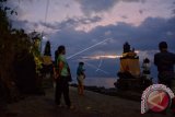 Wisatawan bersembahyang di Pura Batu Bolong di kawasan objek wisata Senggigi, Lombok Barat, Nusa Tenggara Barat, Rabu (4/10). Pura Batu Bolong yang terletak di kawasan objek wisata Pantai Senggigi menjadi salah satu tujuan wisata religi bagi umat Hindu di Indonesia. ANTARA FOTO/Wira Suryantala/wdy/2017.