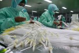 Pekerja menyelesaikan salah satu unit alat kesehatan rumah sakit di pabrik PT Jayamas Medica Industri, Krian, Sidoarjo, Jawa Timur, Rabu (4/10). PT Jayamas Medica Industri memproduksi berbagai unit penyedia alat kesehatan (alkes) bermerek Stera dan OneMed mencapai 200 juta syringe dengan beragam ukuran. Antara Jatim/Umarul Faruq/mas/17.