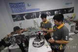 Mahasiswa jurusan D4 Teknik Mekatronika Politeknik Elektronika Negeri Surabaya (PENS) Eko Mustofa (kanan), Andy Yuniawan (tengah) didampingi dosen pembimbing Indra Adji Sulistijono (kiri) menyiapkan Robot Pemantau Playground untuk diuji di Kampus PENS, Surabaya, Jawa Timur, Rabu (4/10). Robot yang mampu mendeteksi warna bola biliar dan meletakkannya pada tempat yang telah ditentukan tersebut akan mewakili Indonesia pada ajang World Skill Competition (WSC) 2017 di Abu Dhabi pada 15 Oktober mendatang. Antara Jatim/Moch Asim/17.