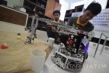 Mahasiswa jurusan D4 Teknik Mekatronika Politeknik Elektronika Negeri Surabaya (PENS) Eko Mustofa (kiri) dan Andy Yuniawan (kanan) menguji Robot Pemantau Playground di Kampus PENS, Surabaya, Jawa Timur, Rabu (4/10). Robot yang mampu mendeteksi warna bola biliar dan meletakkannya pada tempat yang telah ditentukan tersebut akan mewakili Indonesia pada ajang World Skill Competition (WSC) 2017 di Abu Dhabi pada 15 Oktober mendatang. Antara jatim/Moch Asim/17.