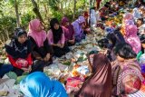 Tradisi Sadranan Makam Gunung Kalong 