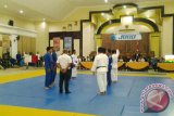 Kejuaran judo putra beregu antara Kabupaten Banjar dan Kota Banjarmasin di Gedung Saraba Kawa Tanjung, Tabalong, Jumat. Pertandingan ini dimenangkan regu Kota Banjarmasin. Foto:Antaranews Kalsel/Herlina Lasmianti/G. 