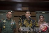 Menkopolhukam Wiranto (tengah) didampingi Panglima TNI Jenderal TNI Gatot Nurmantyo (kiri) dan Kapolri Jenderal Pol Tito Karnavian (kanan) memberikan keterangan pers usai rapat tertutup terkait pembelian senjata api di Kemenko Polhukam, Jakarta, Jumat (6/10). Menkopolhukam Wiranto mengatakan bahwa polemik pembelian senjata telah selesai dan Pemerintah akan segera melakukan pengkajian serta penataan ulang tentang regulasi yang mengatur pengadaan senjata api untuk institusi militer dan non-militer. ANTARA FOTO/Aprillio Akbar/wdy/17.