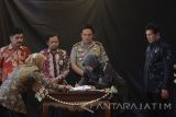 Menteri Pendayagunaan Aparatur Negara dan Reformasi Birokrasi (Menpan-RB) Asman Abnur (kanan) menyaksikan Wali Kota Surabaya Tri Rismaharini (kedua kanan) menandatangani nota kesepahaman saat peresmian 'Mall' Pelayanan Publik di Gedung Siola, Surabaya, Jawa Timur, Jumat (6/10). 'Mall' Pelayanan Publik yang mengintegrasikan sejumlah pelayanan perizinan seperti layanan pertanahan dari BPN, Samsat, PLN, Imigrasi dan lain-lainya dalam satu gedung tersebut guna meningkatkan dan mempermudah pelayanan kepada masyarakat. Antara Jatim/Moch Asim/17.