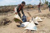 Petugas Satuan Polisi Pamong Praja (Satpol PP) mengumpulkan peralatan yang baru ditinggalkan para penambang liar di areal pertambangan bahan galian C di Desa Lebakayu, Kecamatan Sawahan, Kabupaten Madiun, Jawa Timur, Kamis (5/10). Satuan Polisi Pamong Praja Provinsi Jawa Timur menutup sejumlah penambangan liar bahan galian C di wilayah tersebut. Antara Jatim/Siswowidodo/mas/17,