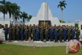 Para Pejabat Lanud Atang Sendjaja saat mengikuti upacara Ziarah ke TMP Dreded Bogor dalam rangkat HUT TNI ke 72, Selasa (3/10). (Foto: Pentak Ats).