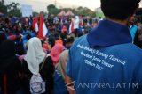 Sejumlah pemuda mengikuti Jambore Karang Taruna di lapangan Sambungrejo, Sukodono, Sidoarjo, Jawa Timur, Sabtu (7/10). Jambore dalam rangka Bulan Bakti Karang Taruna yang di ikuti ribuan kader karang taruna tersebut bertujuan untuk menjaga dan meningkatkan soliditas kader. Antara Jatim/Umarul Faruq/uma/17