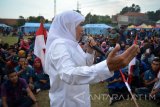 Menteri Sosial Khofifah Indar Parawansa memberi sambutan saat membuka Jambore Karang Taruna di lapangan Sambungrejo, Sukodono, Sidoarjo, Jawa Timur, Sabtu (7/10). Jambore dalam rangka Bulan Bakti Karang Taruna yang di ikuti ribuan kader karang taruna tersebut bertujuan untuk menjaga dan meningkatkan soliditas kader. Antara Jatim/Umarul Faruq/uma/17