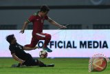 Pesepak bola Timnas Indonesia U-19 Egy Maulana Vikri (kanan) menggiring bola melewati pesepak bola Timnas Thailand U-19 Kritsada Nontharat dalam pertandingan persahabatan di Stadion Wibawa Mukti, Kabupaten Bekasi, Jawa Barat, Minggu (8/10). ANTARA FOTO/Sigid Kurniawan/wdy/2017.