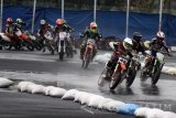 Sejumlah pembalap berusaha menjadi yang terdepan dalam Kejuaraan Supermoto Open Pro Internasional di Stadion Kanjuruhan, Malang, Jawa Timur, Minggu (8/10). Michael Kirkness mengalahkan pembalap Indonesia, Diva Ismayana yang berada di posisi kedua. Antara Jatim/Ari Bowo Sucipto/uma/17.