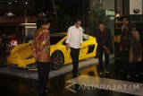 Presiden Joko Widodo (kedua kiri) bersama mantan Menteri BUMN Dahlan Iskan (ketiga kiri) berjalan usai melihat mobil listrik Selo saat berkunjung ke Surabaya, Jawa Timur, Minggu (8/10). Kunjungan Presiden Joko Widido tersebut dalam rangka memberikan pengarahan dalam diskusi bertajuk 'Transformasi Media di Era Digital.' Antara Jatim/Moch Asim/17.