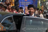 Presiden Joko Widodo melambaikan tangan kearah warga usai melakukan kunjungan di Pondok Pesantren An-Nuqoyah, Guluk-Guluk, Sumenep, Jawa Timur, Minggu  (8/10). Selain memperingati Hari Perdamian Internasioanl yang digagas Wahid Fondation di Pesantren itu, Presiden Jokowi juga melakukan serangkaian kunjungan kerja ke sejumlah daerah di kabupaten tersebut. Antara Jatim/Saiful Bahri/uma/17