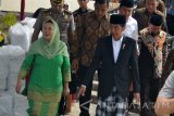 Presiden Joko Widodo (ketiga kanan) didampingi Direktur Wahid Foundation, Yenny Wahid (kiri) berjalan usai melalukan kunjungan di Pondok Pesantren An-Nuqoyah, Guluk-Guluk, Sumenep, Jawa Timur, Minggu  (8/10). Selain memperingati Hari Perdamian Internasioanl yang digagas Wahid Fondation di Pesantren itu, Presiden Jokowi juga melakukan serangkaian kunjungan kerja ke sejumlah daerah di kabupaten tersebut. Antara Jatim/Saiful Bahri/uma/17

