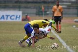 Pesepak bola Persegres Gresik United Komarodin (kiri) berebut bola dengan pesepak bola Mitra Kukar Oh Inkyun (kanan) dalam lanjutan Gojek Traveloka Liga 1 di Stadion Petrokimia Gresik Jawa Timur, Sabtu (7/10). Persegres Gresik United dikalahkan Mitra Kukar dengan skor 2-4. Antara Jatim/M Risyal Hidayat/uma/17