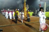 Kontingen Kota Banjarmasin tampil pertama pada parade atlet dalam pembukaan Porprov Kalsel X di Stadion GOR Pembataan Kecamatan Murung Pudak, Tabalong, Minggu malam. Foto:Antaranews Kalsel/Herlina Lasmianti/G.