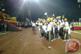 Ketua Kontingen Tabalong Letkol Arm Anang Krisna Indera Kumara memimpin ratusan atlet Bumi Saraba Kawa menyapa para undangan di tribun tengah Stadion Pembataan Tanjung pada pembukaan Porprov Kalsel X, Minggu malam. Foto:Antaranews Kalsel/Herlina Lasmianti/G.