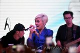 Brand Ambassador ponsel pintar Agnez Monica membawakan hits andalannya didepan penggemarnya disela-sela roadshow VivoV7+ di World Trade Centre (WTC) Surabaya, Jawa Timur, Minggu (8/10). Dalam penampilannya tersebut Agnez Monica membawakan sekitar 10 hits andalannya. Antara Jatim/M Risyal Hidayat/mas/17.