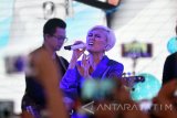 Brand Ambassador ponsel pintar Agnez Monica membawakan hits andalannya didepan penggemarnya disela-sela roadshow VivoV7+ di World Trade Centre (WTC) Surabaya, Jawa Timur, Minggu (8/10). Dalam penampilannya tersebut Agnez Monica membawakan sekitar 10 hits andalannya. Antara Jatim/M Risyal Hidayat/mas/17.