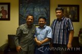 Asisten manager Pemberitaan LKBN Antara Biro Jawa Timur Slamet Hadi Purnomo(tengah)foto bersama dengan  Kabag Humas Trenggalek Stefanus Triadi Atmono(kiri)didampingi Asisten Manager Komersial Rudi Pringadi(kanan) saat berkunjung di Graha Antara Jatim, Surabaya (10/10). Kunjungan tersebut dalam rangka silaturrahim dengan redaksi Antarajatim. Antara Jatim/Abdullah Rifai/17