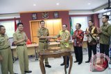 Pemerintah Kabupaten Tanah Laut dan PT Jorong Port Development melakukan penandatanganan nota kesepahaman (MoU) pembangunan pelabuhan laut Swarangan, Senin (9/10). Foto:Antaranews Kalsel/Arianto/G.